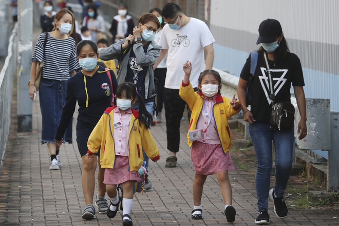 Trẻ em được bố mẹ đón tại nhà trẻ Kowloon Tong, Hong Kong. (Nguồn: scmp.com) Dịch COVID-19 tiếp tục lan rộng, thế giới đã có gần 54 triệu ca nhiễm ảnh 3