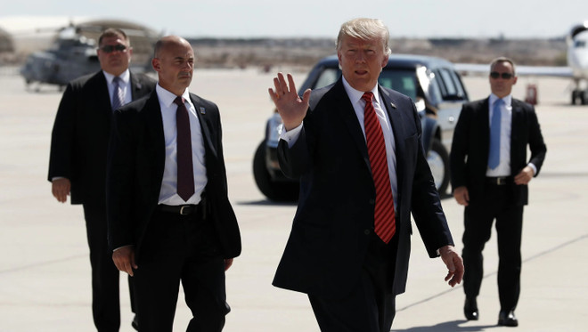Các mật vụ của Tổng thống Mỹ Donald Trump. (Nguồn: AP) Dịch COVID-19 tiếp tục lan rộng, thế giới đã có gần 54 triệu ca nhiễm ảnh 1