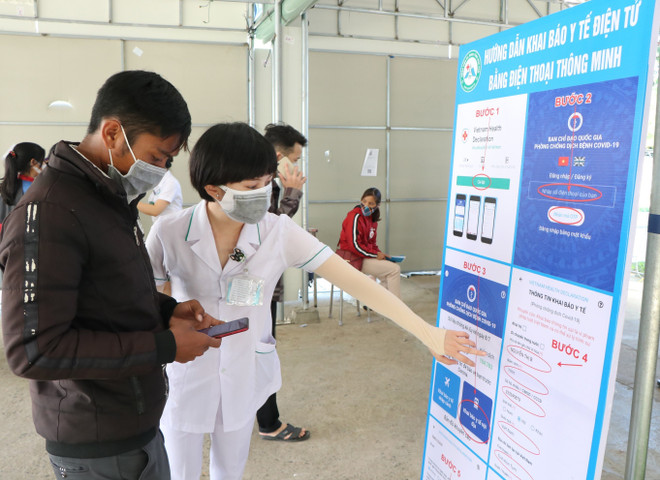 Người ngoại tỉnh vào Đồng Tháp chỉ cần khai báo y tế. (Ảnh: TTXVN) Đồng Tháp hạ cấp độ dịch COVID-19, thuộc nhóm nguy cơ thấp ảnh 1