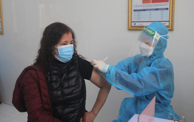 Người dân tiêm mũi 3 vaccine phòng COVID-19 tại Bệnh viện Đa khoa tỉnh Cao Bằng. (Ảnh: Chu Hiệu/TTXVN) Quỹ vaccine phòng COVID-19 của Việt Nam còn hơn 1.137 tỷ đồng ảnh 1