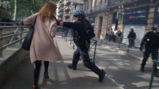 Cảnh sát Pháp tấn công người biểu tình phản đối sửa đổi luật lao động ảnh 1