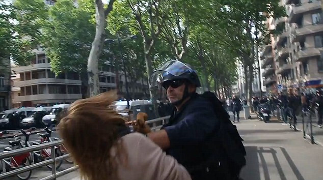 Cảnh sát Pháp tấn công người biểu tình phản đối sửa đổi luật lao động ảnh 4