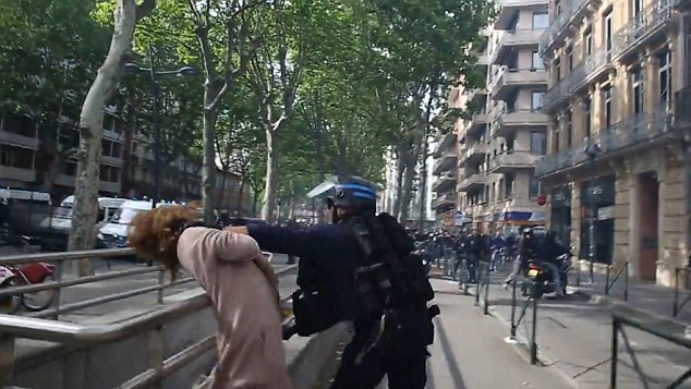 Cảnh sát Pháp tấn công người biểu tình phản đối sửa đổi luật lao động ảnh 3