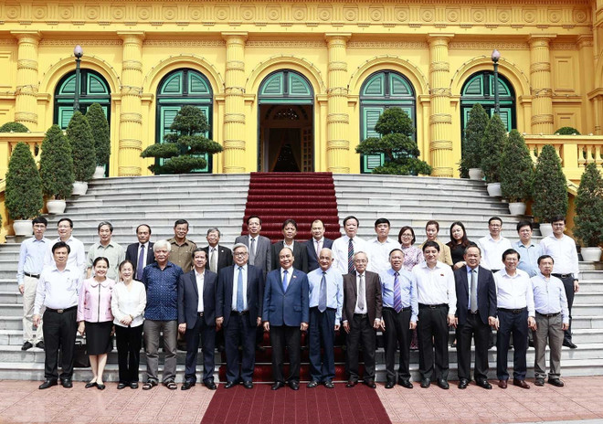 Chủ tịch nước Nguyễn Xuân Phúc với các đại biểu tham dự buổi làm việc. (Ảnh:Thống Nhất/TTXVN) Chủ tịch nước: Đổi mới phương pháp học tập môn lịch sử ở nhà trường ảnh 2