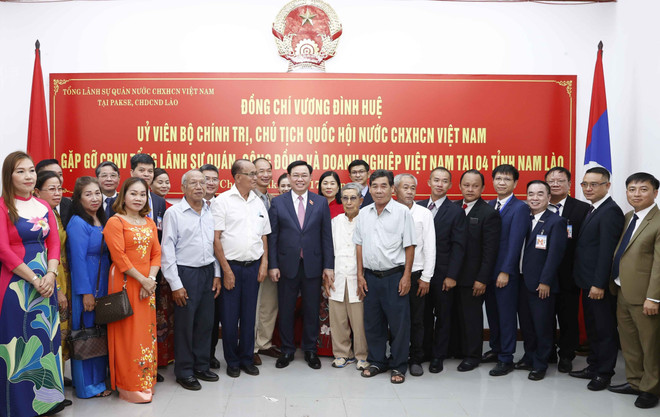 Chủ tịch Quốc hội tới thăm Tổng lãnh sự quán Việt Nam tại Pakse ảnh 2