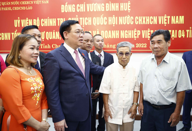 Chủ tịch Quốc hội tới thăm Tổng lãnh sự quán Việt Nam tại Pakse ảnh 1