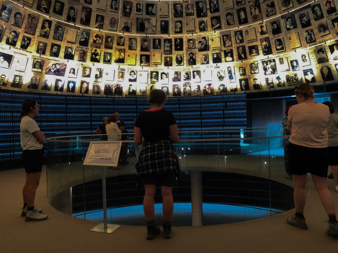 Bên trong Bảo tàng Yad Vashem, tưởng niệm các nạn nhân nạn diệt chủng Holocaust, ở Jerusalem. (Ảnh: Vũ Hội/TTXVN) Các bảo tàng tại Israel - một giai điệu êm ả của cuộc sống ảnh 2