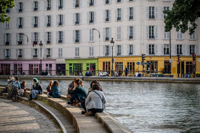 Người dân thư giãn bên dòng kênh Saint-Martin ở Paris, Pháp ngày 13/5/2020 trong bối cảnh dịch COVID lây lan mạnh. (Ảnh: AFP/TTXVN) Tình hình dịch COVID-19 sáng 18/5: Thế giới có hơn 4,8 triệu ca bệnh ảnh 1