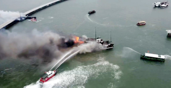 Quảng Ninh: Hai tàu du lịch bất ngờ bốc cháy dữ dội trên vịnh Hạ Long ảnh 1