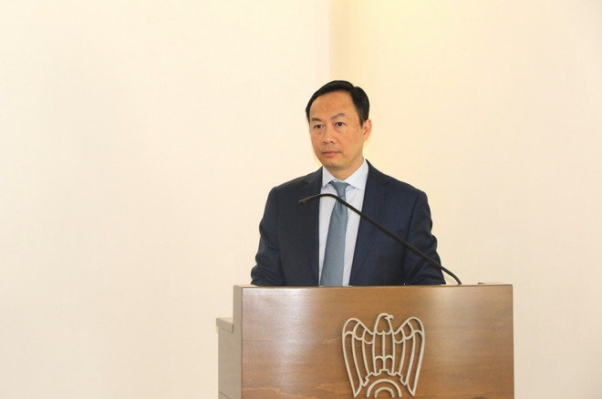 Đại sứ Việt Nam tại Italy Dương Hải Hưng phát biểu tại Hội thảo “Bàn tròn cầu nối giữa Việt Nam và Vùng Basilicata.” (Ảnh: Thanh Hải/TTXVN) ttxvn_viet nam Basilicata 2.jpg