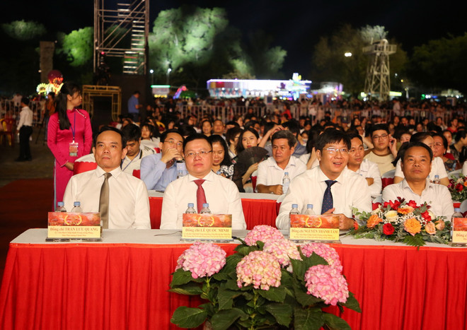 Đại biểu tham dự chương trình nghệ thuật. (Ảnh: Giang Phương/TTXVN) ttxvn_tay ninh khuc hat tu hao 2.jpg