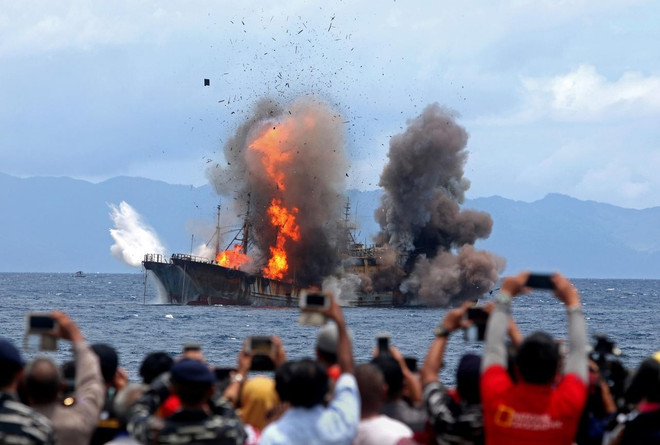 Indonesia phá hủy các tàu cá nước ngoài bị bắt khi đi vào vùng biển nước này. (Nguồn: Reuters) Indonesia: Dang dở giấc mơ trở thành cường quốc hàng hải ảnh 2
