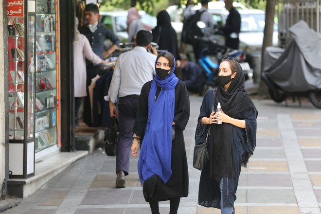Người dân đeo khẩu trang phòng dịch COVID-19 tại Tehran, Iran ngày 2/6/2020. (Ảnh: AFP/TTXVN) Dịch COVID-19: Iran ghi nhận số ca tử vong trên 100 người trong ngày ảnh 1