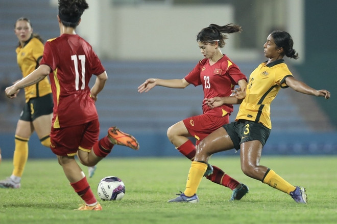 Tuy thua trận nhưng các cầu thủ U20 nữ Việt Nam đã thể hiện tinh thần thi đấu tuyệt vời trước đối thủ mạnh là Australia. (Ảnh: Minh Quyết/TTXVN) Thua Australia 0-2, Việt Nam vẫn vào Vòng chung kết U20 Nữ châu Á 2024 ảnh 1