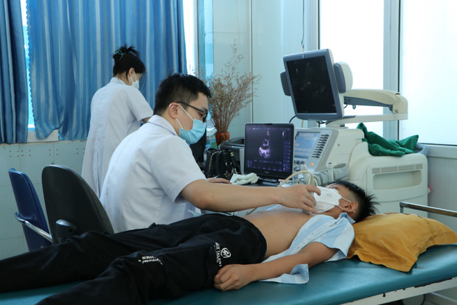 Bác sỹ siêu âm tim cho trẻ. (Ảnh: Đinh Thùy/TTXVN) Hơn 1.700 trẻ em Lai Châu được khám sàng lọc bệnh tim miễn phí ảnh 1
