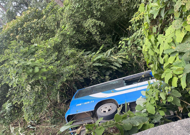 Xe khách rơi xuống vực ở Tam Đảo, 2 người bị thương nặng ảnh 1