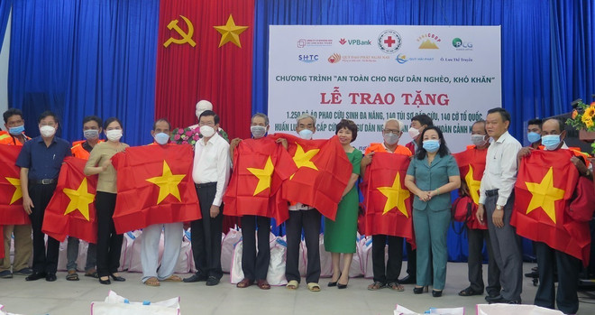 Phú Yên: Trao tặng cờ Tổ quốc và áo phao cứu sinh cho ngư dân ảnh 1