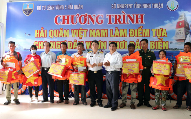 Bộ Tư lệnh Hải quân tặng quà và khám, chữa bệnh cho ngư dân Ninh Thuận ảnh 1