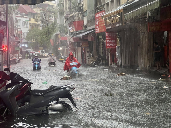 Mưa lớn kéo dài khiến một số tuyến phố ở Thủ đô ngập sâu. (Ảnh: Phạm Kiên/TTXVN) Hà Nội: Nhiều khu vực nội đô đang bị ngập sau cơn mưa chiều ảnh 1