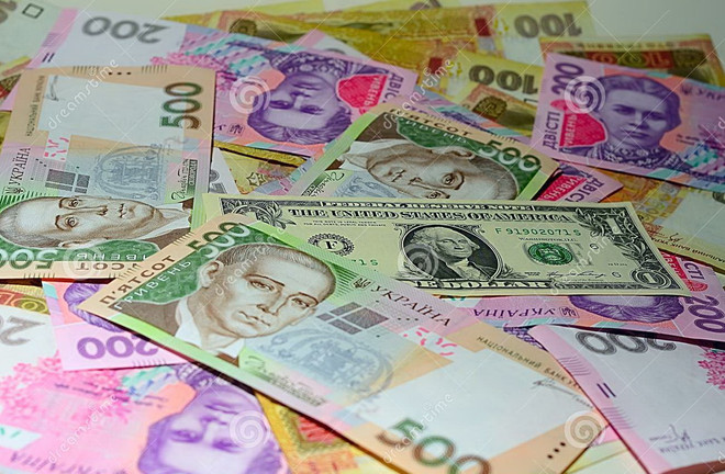 Người dân Ukraine đổ xô đi bán đồng nội tệ hryvnia để mua USD ảnh 1