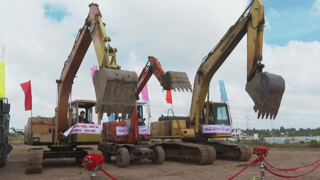 Các phương tiện trong Lễ khởi công Dự án luồng cho tàu biển trọng tải lớn vào sông Hậu. (Ảnh: TTXVN phát) Dự án luồng sông Hậu giai đoạn 2 chậm giải phóng mặt bằng ảnh 1