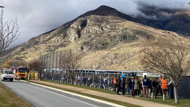 Cảnh sát sơ tán học sinh khỏi trường học bị đe dọa đánh bom. (Nguồn: bestinzealand.co.nz) Nhiều trường học tại New Zealand phải sơ tán do bị đe dọa đánh bom ảnh 1
