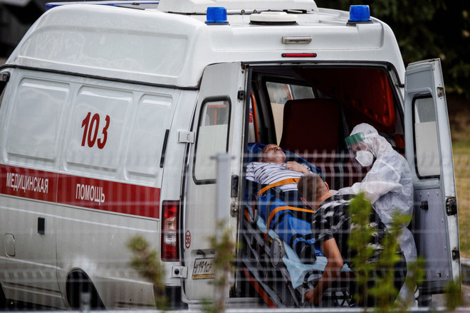 Chuyển bệnh nhân nhiễm COVID-19 tới bệnh viện ở ngoại ô Moskva, Nga. (Ảnh: AFP/TTXVN) Nga, Nhật Bản ghi nhận số ca mắc COVID-19 mới theo ngày cao nhất ảnh 1
