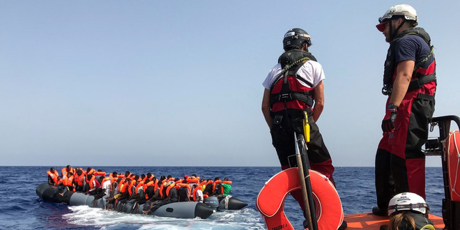 Giải cứu hàng chục người di cư vượt eo biển Manche từ Pháp sang Anh ảnh 1