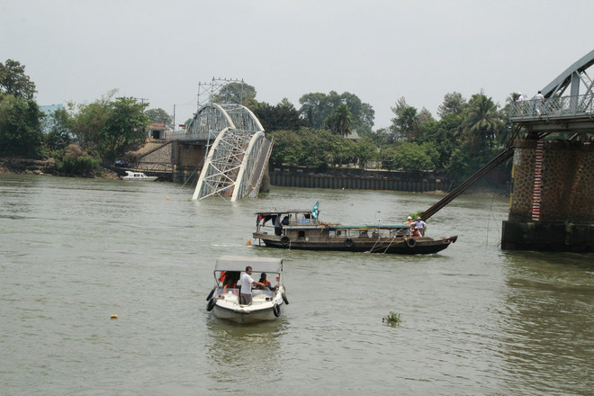 [Video] Khẩn trương khắc phục hậu quả vụ sập cầu Ghềnh ảnh 1