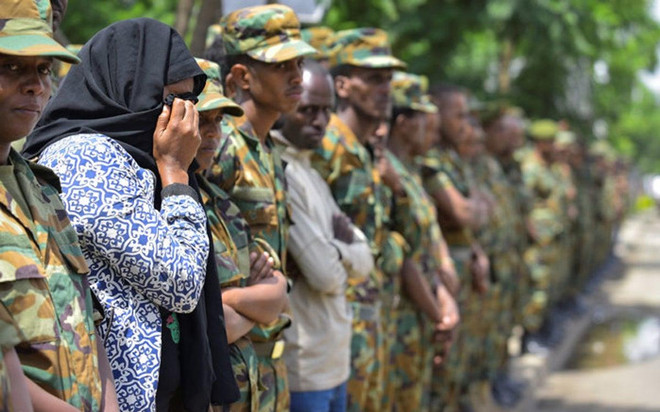 Người dân và binh sĩ Ethiopia tưởng nhớ Tham mưu trưởng lực lượng vũ trang Seare Mekonnen. (Ảnh: AFP) Lực lượng an ninh Ethiopia bắt giữ hàng trăm đối tượng sau đảo chính ảnh 1