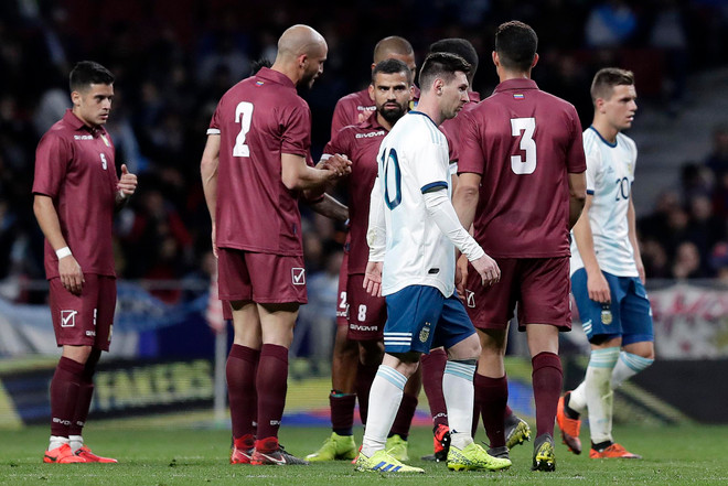 Trái với Venezuela, Argentina là một tập thể không hề có sự gắn kết. (Ảnh: Getty) Argentina - Venezuela: Áp lực đè nặng lên đôi chân Messi ảnh 2