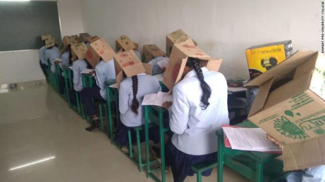 Các sinh viên phải đội thùng carton lên đầu khi làm bài thi. Ấn Độ: Bắt sinh viên đội thùng carton lên đầu để tránh quay cóp ảnh 1