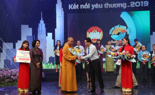 Phó Bí thư Thường trực Thành ủy Thành phố Hồ Chí Minh Trần Lưu Quang tặng hoa tri ân người hảo tâm. (Ảnh: Xuân Khu/TTXVN) Hơn 45 tỷ đồng ủng hộ Quỹ "Vì người nghèo" Thành phố Hồ Chí Minh ảnh 1
