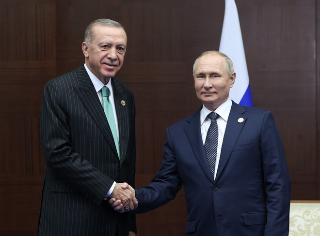 Tổng thống Nga Vladimir Putin (phải) và người đồng cấp Thổ Nhĩ Kỳ Recep Tayyip Erdogan tại cuộc gặp ở Astana, Kazakhstan ngày 13/10/2022. (Ảnh: AFP/TTXVN) Thổ Nhĩ Kỳ sẽ giúp Nga công bố ý định chấm dứt xung đột Ukraine ảnh 1