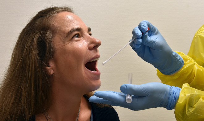 Italy phạt 1.000 euro với người không đeo khẩu trang khi đi mua sắm ảnh 1