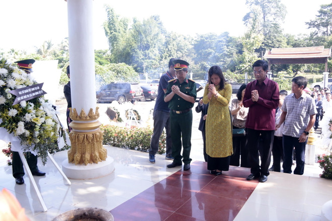 Dâng hương tưởng niệm 73 năm ngày Thương binh-Liệt sỹ tại Lào ảnh 1