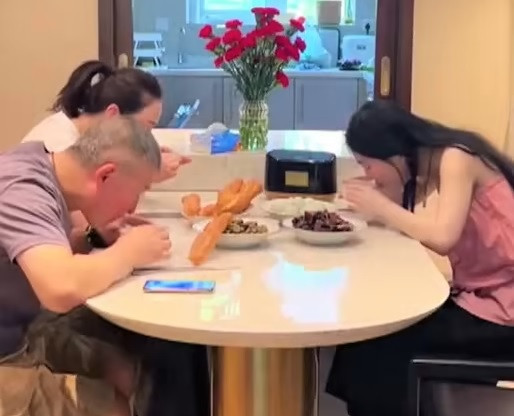 Kỳ lạ hiện tượng nhận lương để làm "con ngoan" ở Trung Quốc ảnh 1