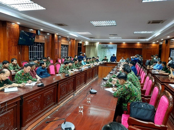 Quang cảnh cuộc họp. Ảnh: baoquangnam.vn Quảng Nam: Họp khẩn, bàn cách cứu hộ nạn nhân vụ sạt lở đất ở Trà Leng ảnh 2