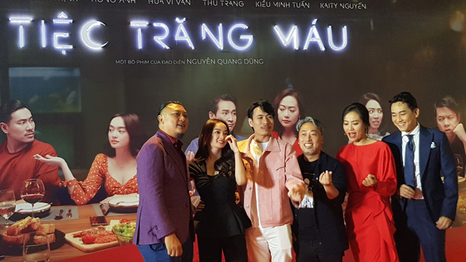 Từ trái sang: Nhà sản xuất Phan Gia Nhật Linh, Kaity Nguyễn, Kiều Minh Tuấn, đạo diễn Quang Dũng, Hồng Ánh, Hứa Vĩ Văn tại buổi chiều sớm đầu tiên tại Hà Nội, ngày 20/10. (Ảnh: Minh Anh/Vietnam+) Tiệc trăng máu: Bi kịch của xã hội hiện đại ẩn sau mỗi tiếng cười ảnh 1