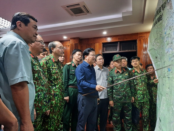 Phó thủ tướng Trịnh Đình Dũng tìm hiểu địa bàn xã Trà Leng và Trà Vân trên bản đồ thực địa. Ảnh:baoquangnam.vn Quảng Nam: Họp khẩn, bàn cách cứu hộ nạn nhân vụ sạt lở đất ở Trà Leng ảnh 1
