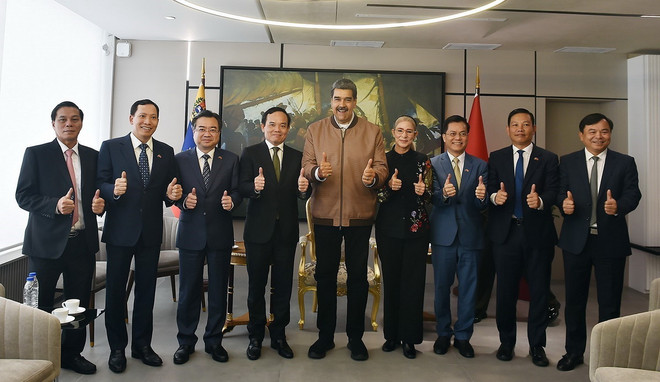 Tổng thống Maduro chụp ảnh lưu niệm với Đoàn đại biểu Chính phủ Việt Nam. (Ảnh: VGP/TTXVN phát) ttxvn_vietnam venezuela 2.jpg