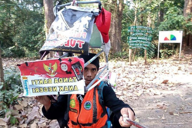 Người đàn ông đi lùi hàng trăm km để nâng cao ý thức bảo vệ môi trường ảnh 1