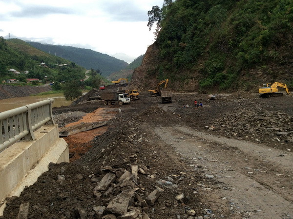 Sạt lở núi trên QL2, ách tắc giao thông từ Hà Giang đi Hà Nội ảnh 1