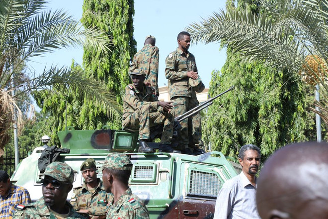 Binh sỹ quân đội Sudan đứng gác bên ngoài phủ tổng thống ở Khartoum, Sudan ngày 16/10/2021. (Ảnh: Reuters) Quân đội Sudan bao vây nhà Thủ tướng, bắt giữ các quan chức cấp cao ảnh 1