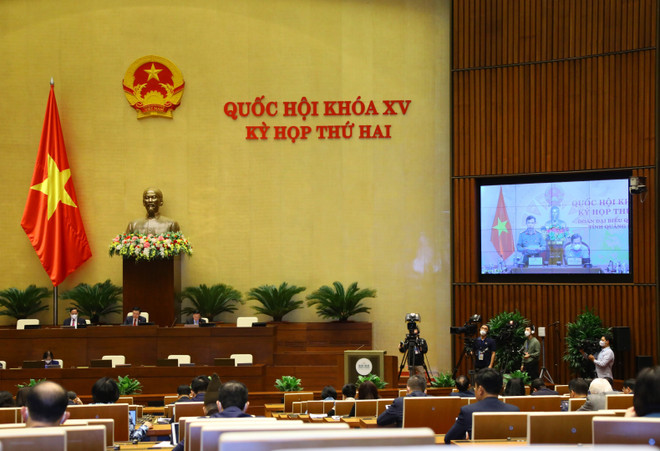 Toàn cảnh Quốc hội thảo luận trực tuyến tại điểm cầu Nhà Quốc hội sáng 25/10. (Ảnh: Văn Điệp/TTXVN) Thêm thẩm quyền cho công an xã để giải quyết vụ việc ngay tại cơ sở ảnh 1
