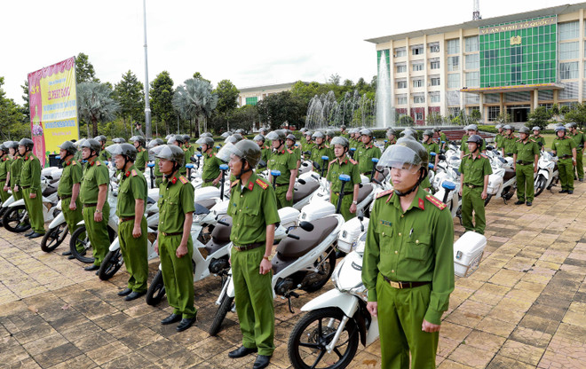 Lực lượng công an xã đóng vai trò trong việc giải quyết các vụ việc ngay từ giai đoạn mới phát hiện. (Ảnh: TTXVN) Thêm thẩm quyền cho công an xã để giải quyết vụ việc ngay tại cơ sở ảnh 2