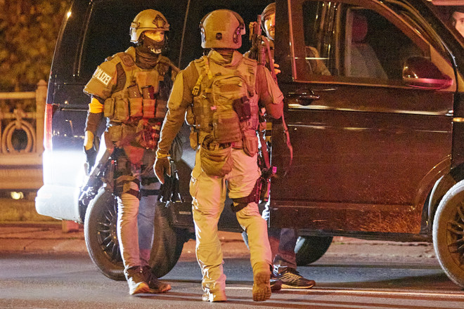 Áo bắt giữ 2 đối tượng liên quan đến vụ xả súng tại Vienna ảnh 1