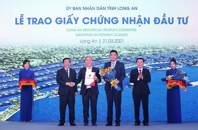 Lãnh đạo tỉnh trao Giấy phép cho nhà đầu tư Dự án Nhà máy điện Long An 1 và Long An 2. (Nguồn: Báo Long An) Long An phản hồi thông tin về dự án Nhà máy điện LNG Long An 1 và 2 ảnh 1