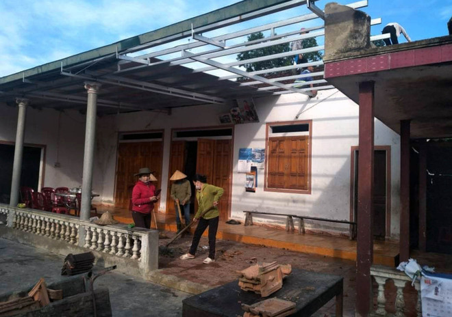 Lào Cai: Lốc xoáy làm 2 người bị thương, hàng chục ngôi nhà tốc mái ảnh 1