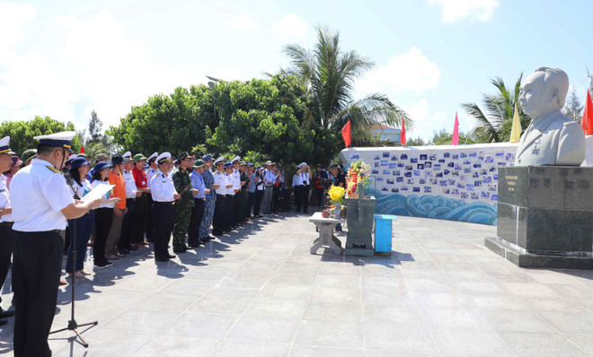 Thắp hương tưởng niệm tại tượng đài Đại tướng Võ Nguyên Giáp trên đảo Sơn Ca. (Ảnh: TTXVN) Trang nghiêm tượng đài Đại tướng Võ Nguyên Giáp tại quần đảo Trường Sa ảnh 2